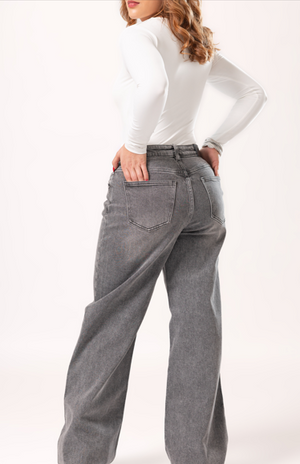 Vista trasera de pantalon wide leg gris para mujer con bolsas posteriores