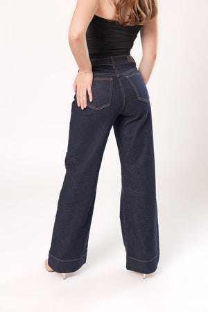Vista trasera de pantalon wide leg azul oscuro para mujer con bolsillos posteriores