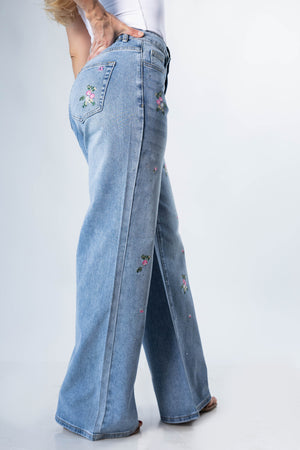 Pantalon wide leg vista lateral con bordados florales y caída amplia