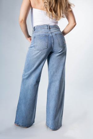 Pantalon wide leg vista trasera completa con corte amplio y detalles bordados