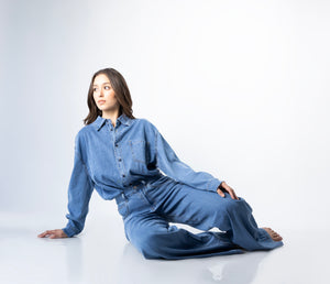 pantalon wide leg azul medium outfit completo con camisa de mezclilla