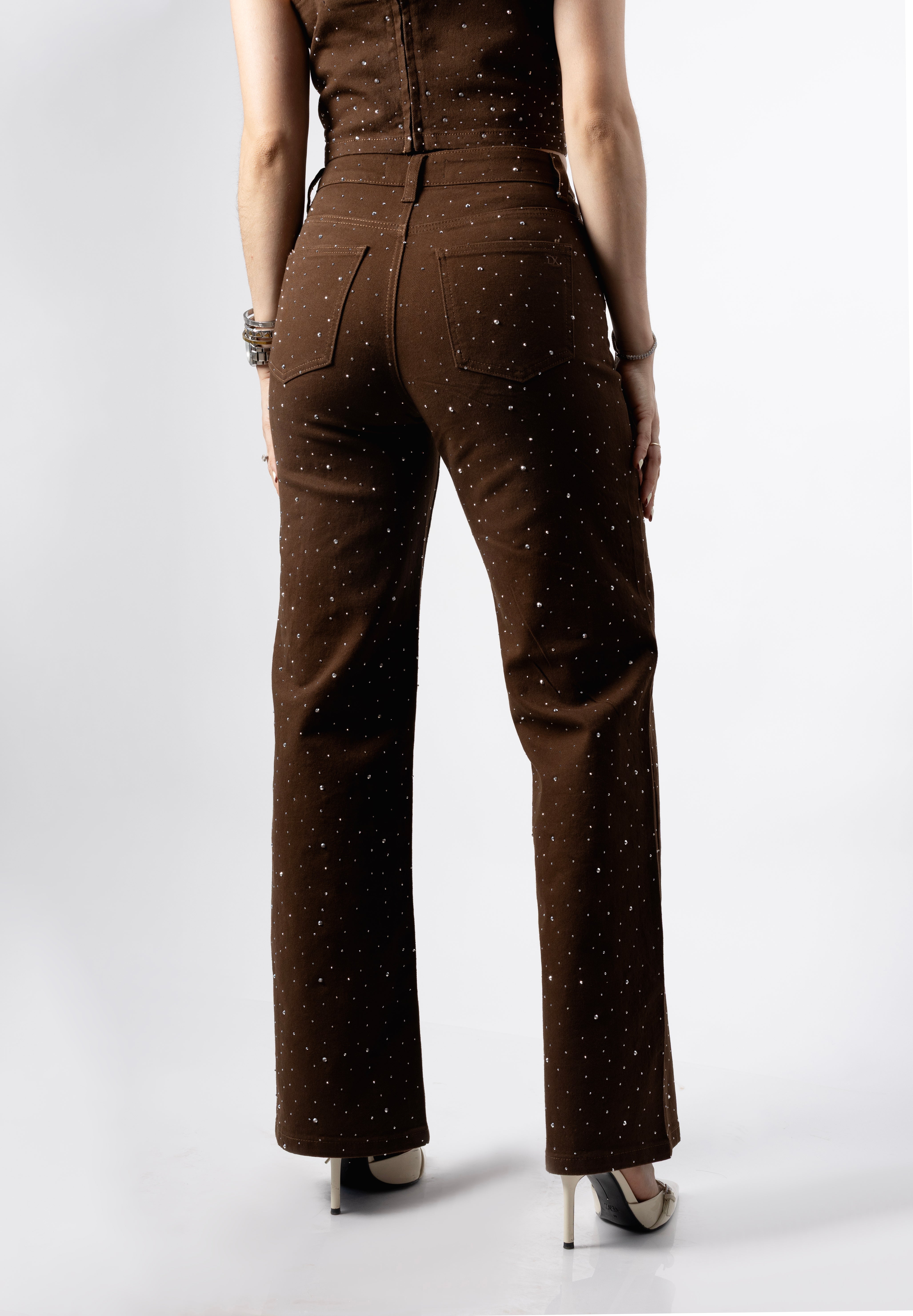 pantalon wide leg cafe con brillos vista trasera con bolsillos