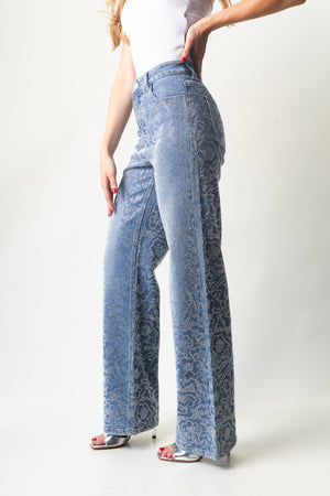 Pantalon wide leg azul con piedras decorativas y pierna amplia, vista lateral.