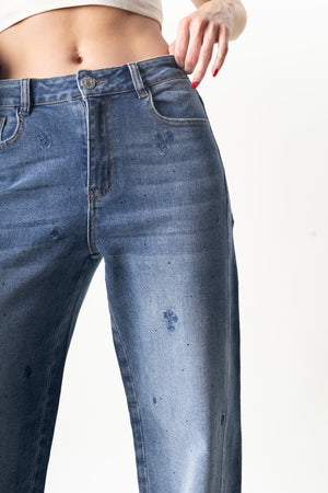 Pantalon wide leg azul con flores bordadas y brillos azules vista detalle frontal.