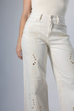 pantalon wide leg beige con bordado floral detalle frontal en pierna