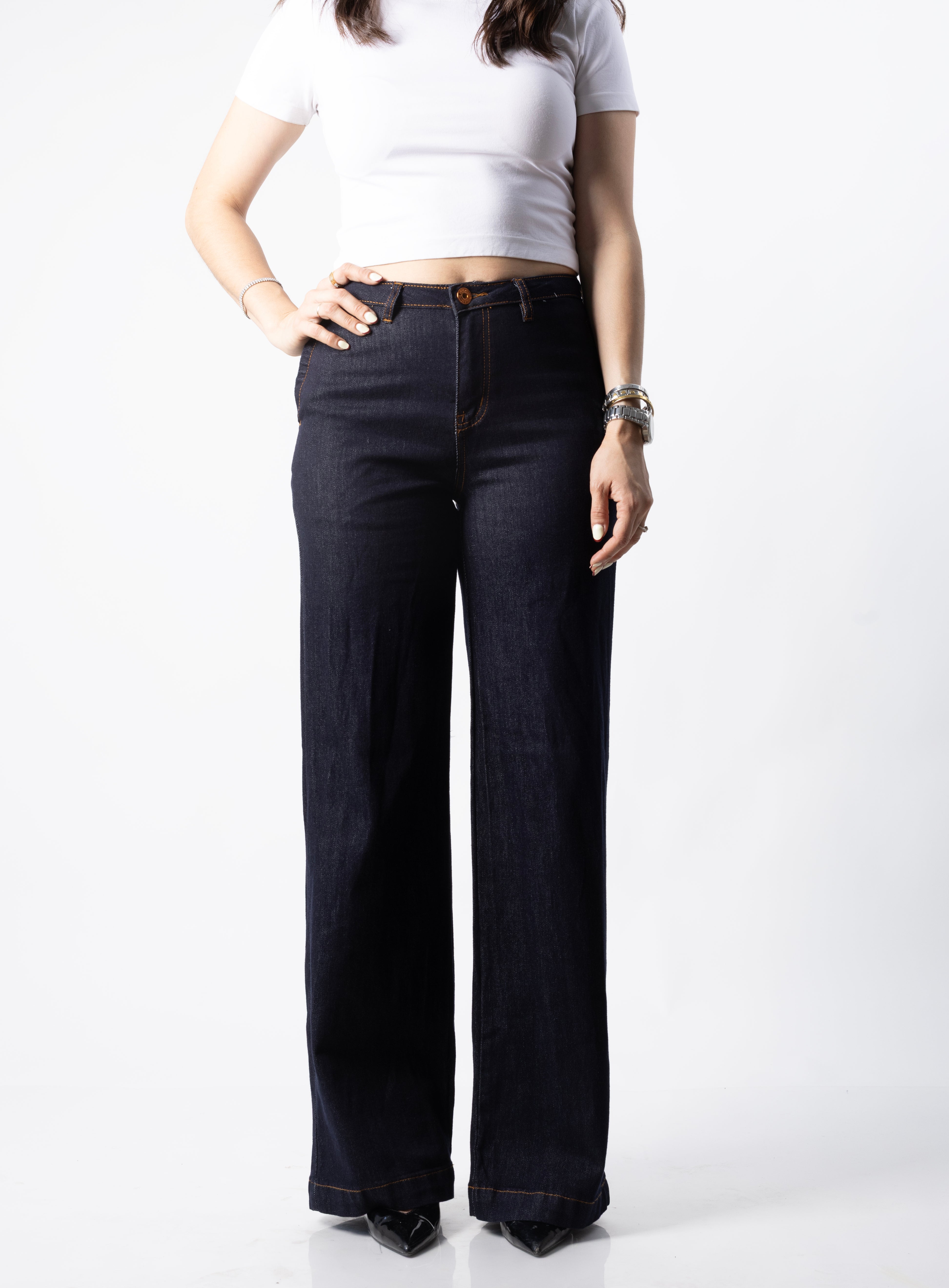 Vista frontal completa de pantalon wide leg azul oscuro de pierna amplia y tiro medio-alto