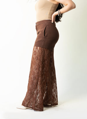 Pantalon wide leg café vista lateral con piernas de encaje transparente.