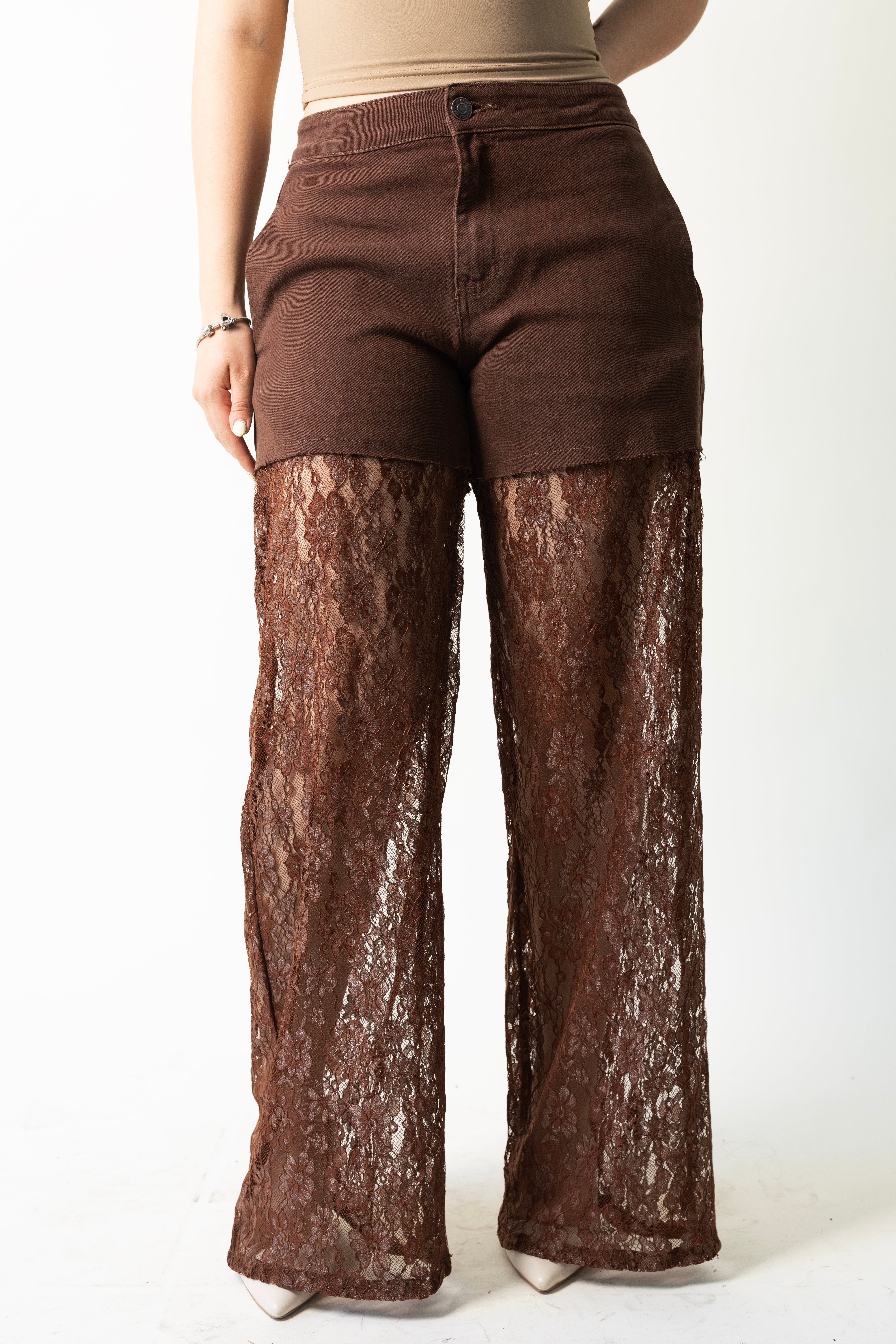 Pantalon wide leg café de cuerpo completo con diseño de encaje floral.