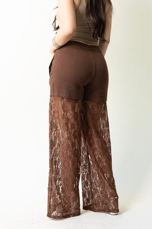 Pantalon wide leg café con detalle de encaje floral vista trasera.
