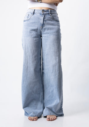 Pantalon wide leg azul claro tiro alto vista frontal con caída amplia