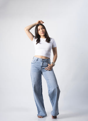 Pantalon wide leg azul claro outfit completo con camiseta blanca