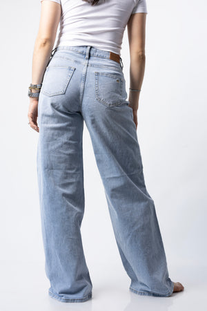 Pantalon wide leg azul claro vista trasera con bolsillos y pretina