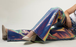 Pantalon wide leg con paneles holográficos en las piernas detalle lateral.