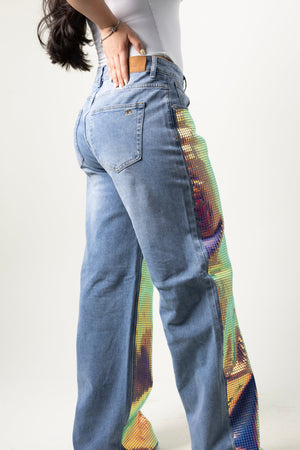 Pantalon wide leg azul claro con panel holográfico multicolor vista trasera.