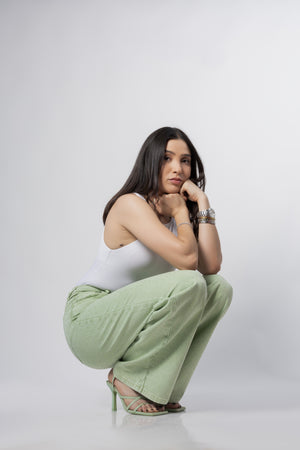 pantalon wide leg verde pastel con brillos detalle en pose mostrando textura