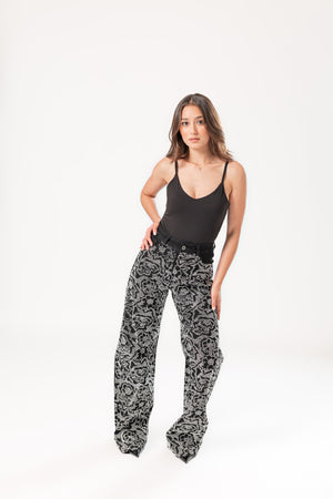 pantalon wide leg negro con piedras look completo vista frontal