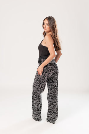 pantalon wide leg negro con piedras vista lateral silueta amplia