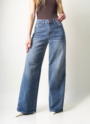 Pantalon wide leg azul para mujer con tiro alto y corte super wide leg vista frontal.