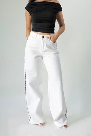 Pantalon wide leg blanco para mujer con bordado negro vista frontal