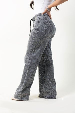 Vista lateral del pantalon wide leg gris con brillos de Doux Denim