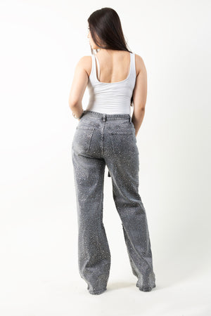 Modelo usando pantalon wide leg gris con brillos