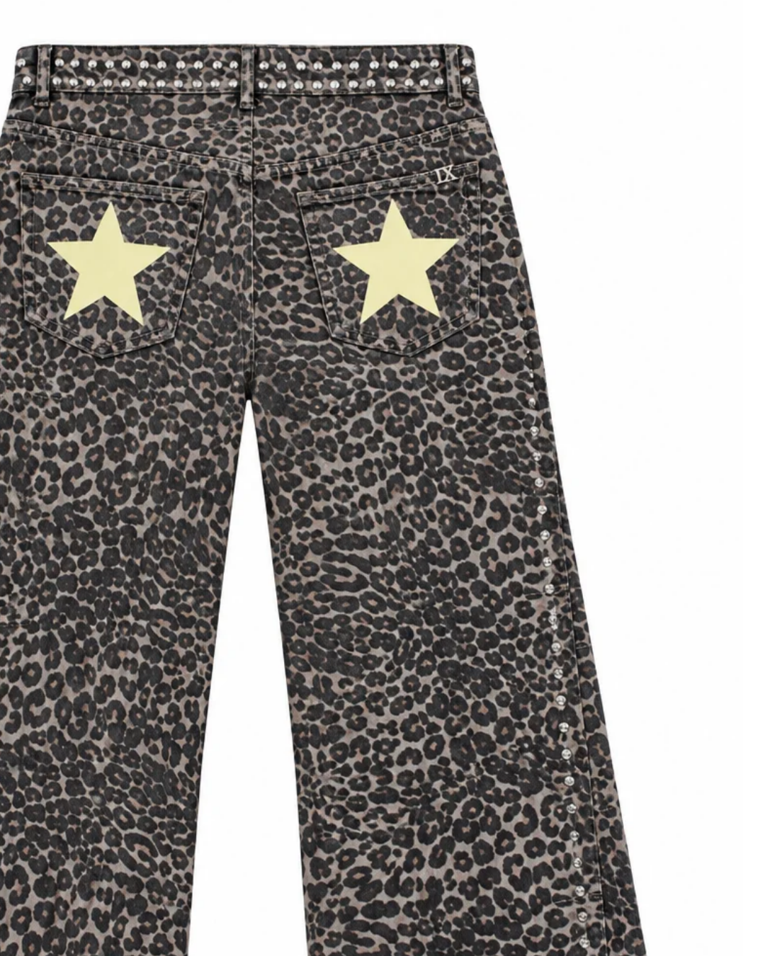 Pantalon wide leg leopard con estrellas amarillas en bolsillos traseros y detalles de estoperoles plateados.