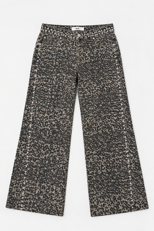 Pantalon wide leg animal print de leopardo con estoperoles plateados en cintura y costados.
