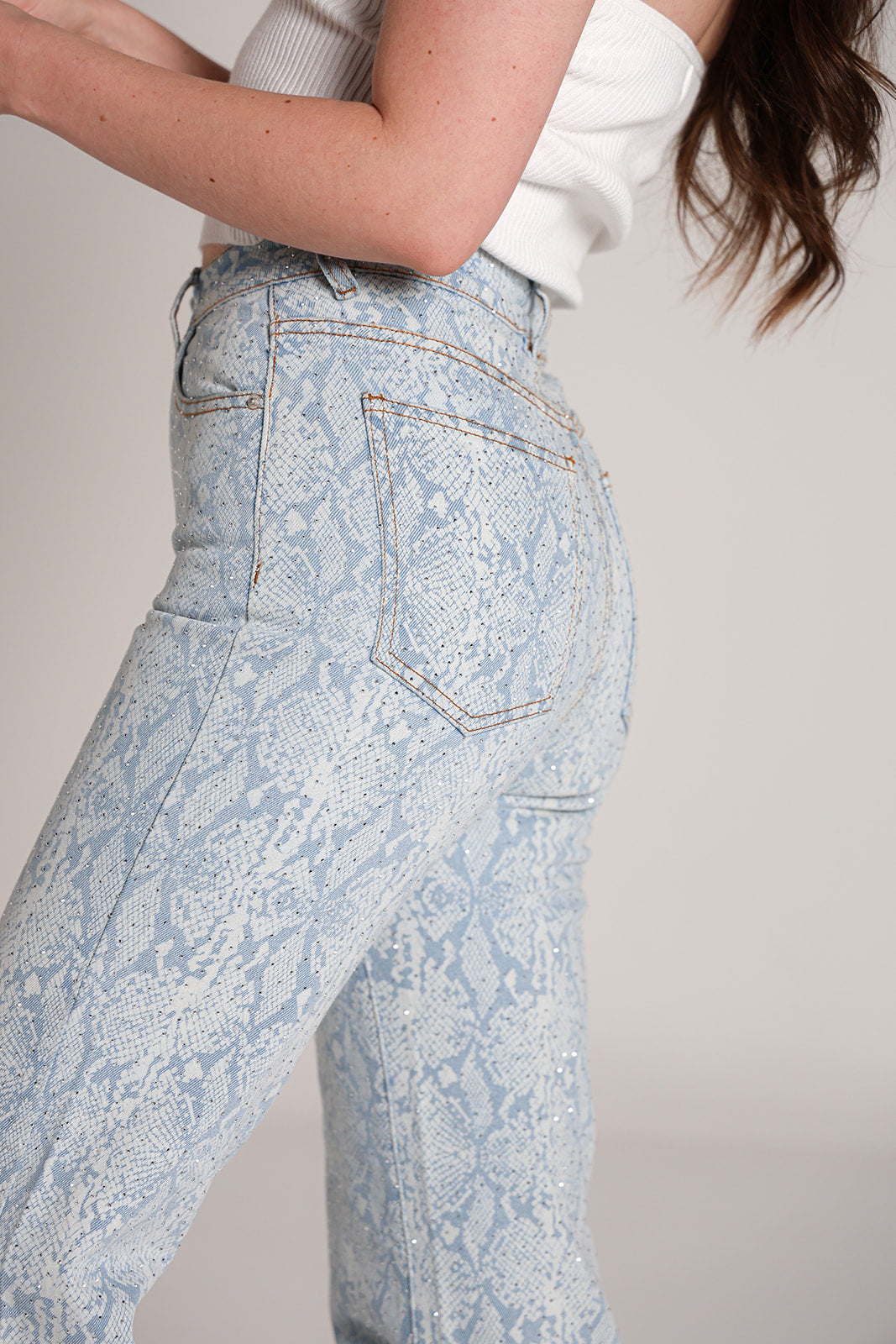 Pantalon wide leg light blue con estampado de serpiente y brillos Doux Denim