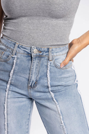 Detalle frontal de pantalon wide leg lt blue con acabado lavado y costuras deshilachadas