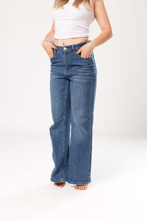 pantalon wide leg azul medio de mujer detalle frontal de tiro alto y bolsillos