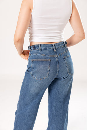 pantalon wide leg azul medio de mujer detalle trasero de bolsillos en denim