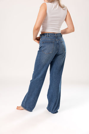 pantalon wide leg azul medio de mujer vista trasera completa con pierna amplia