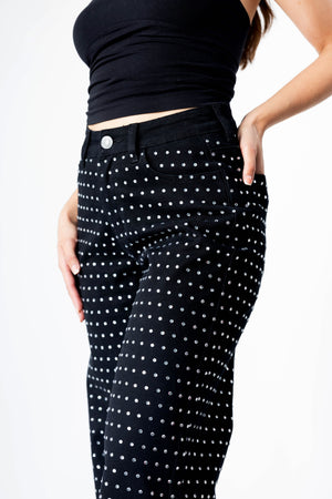 Detalle del pantalon wide leg negro con brillos blancos y tiro alto Doux Denim.