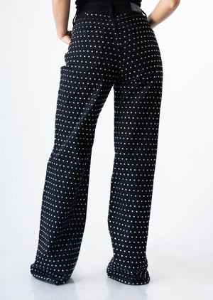 Vista trasera del pantalon wide leg negro con brillos blancos para mujer.