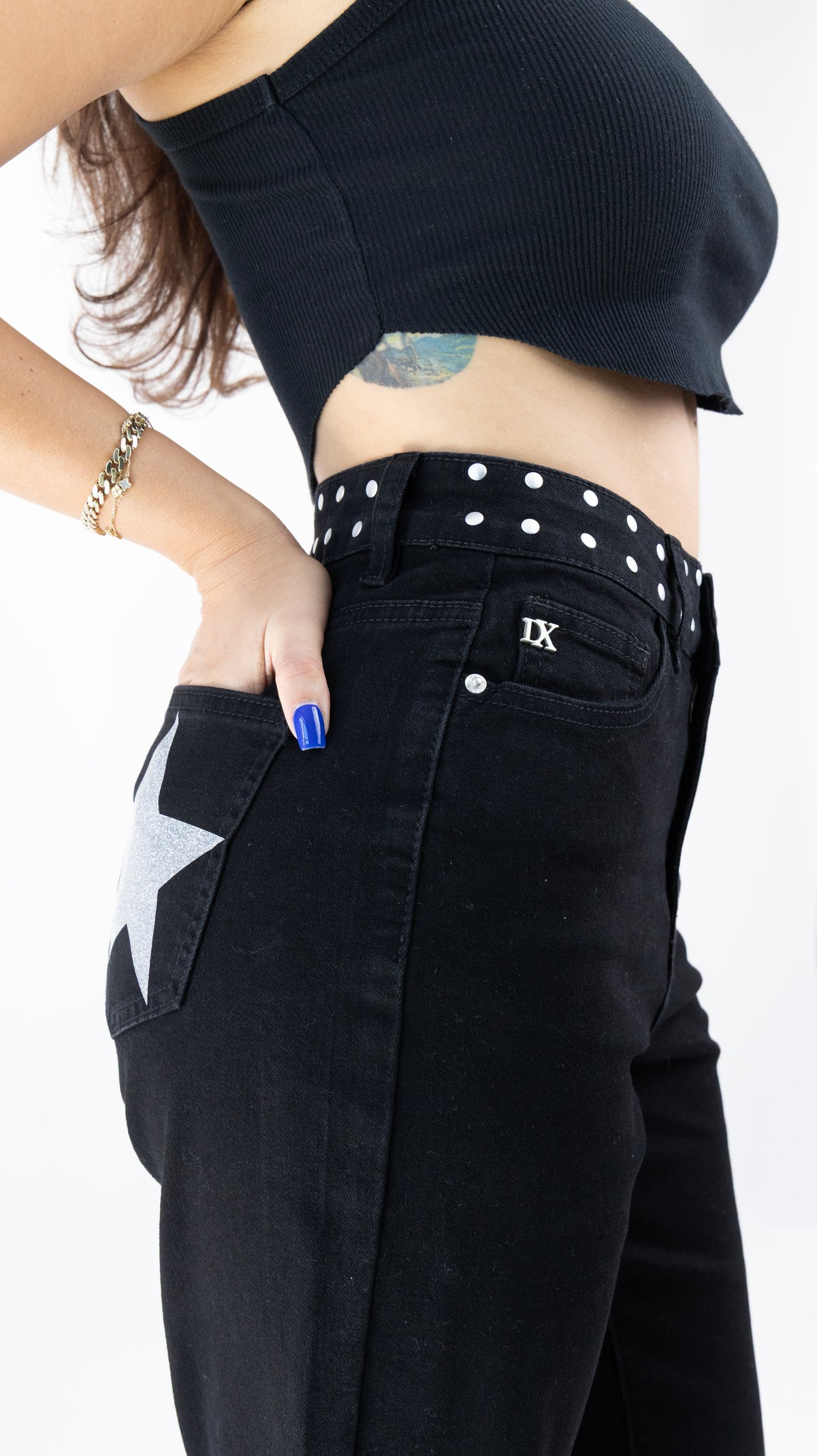 Detalle de pretina con lunares blancos en pantalon wide leg negro