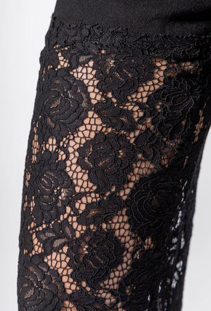 Acercamiento de encaje floral negro en pantalon wide leg para mujer