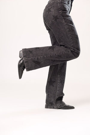 Pantalon wide leg negro con estrellas brillantes detalle de silueta amplia