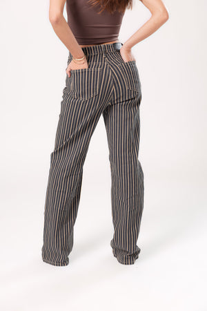 Vista trasera de pantalon wide leg rayado azul con silueta recta