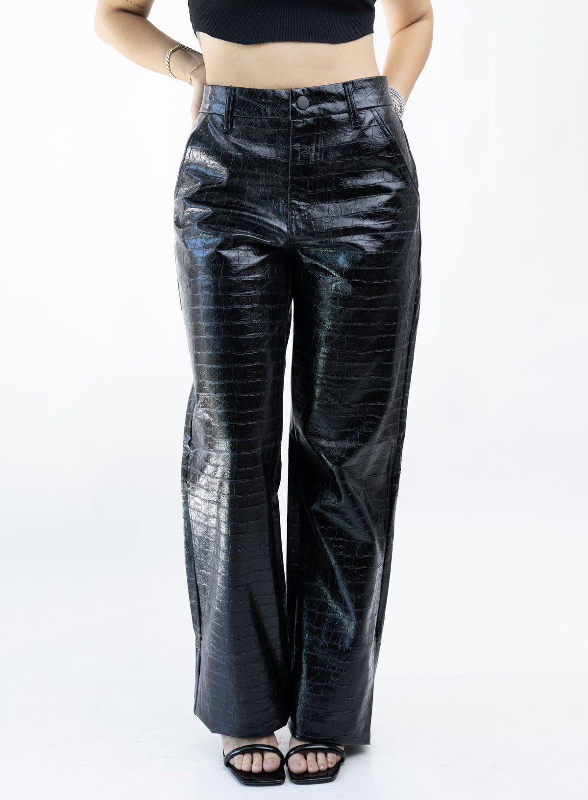 Detalle de pretina y textura efecto cocodrilo del pantalon wide leg negro