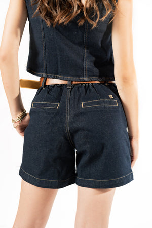 Short de mezclilla azul oscuro detalle trasero con bolsillos y costuras