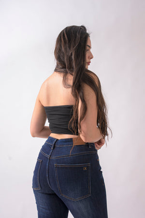Vista trasera de skinny jeans curvy azul oscuro para mujer