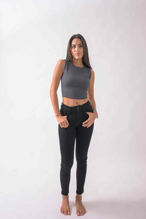 Skinny jeans black para mujer con fit ajustado y diseño denim liso vista frontal completa