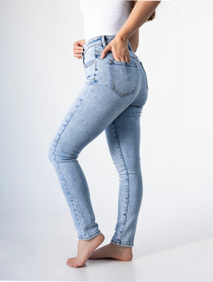 skinny jeans azul claro vista lateral ajustada