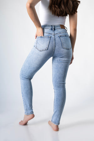 skinny jeans azul claro vista trasera con bolsillos
