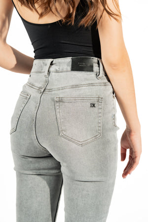 Skinny jeans gris detalle trasero de bolsillo y etiqueta