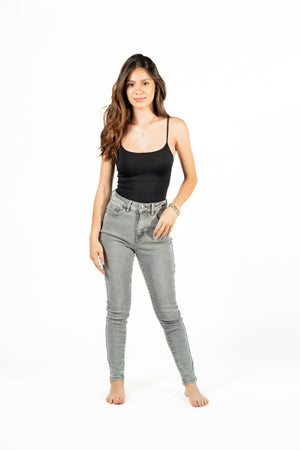 Skinny jeans gris vista frontal completa con ajuste ceñido