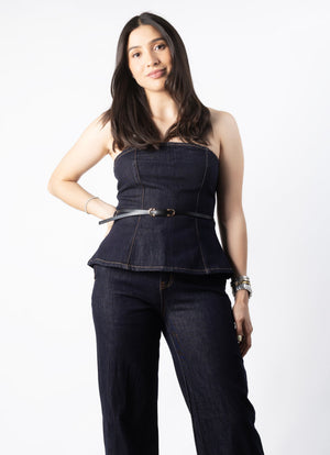 Vista frontal de top de mezclilla strapless azul índigo con diseño estructurado y peplum