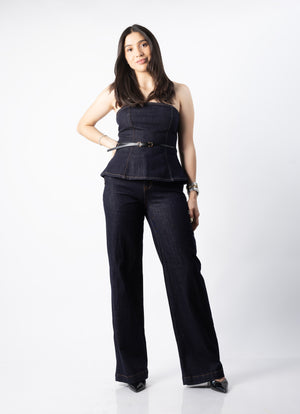 Outfit con top de mezclilla strapless azul oscuro y pantalon wide leg a juego en vista frontal