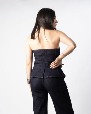 Vista trasera de top de mezclilla strapless azul oscuro con ajuste entallado y caída estructurada