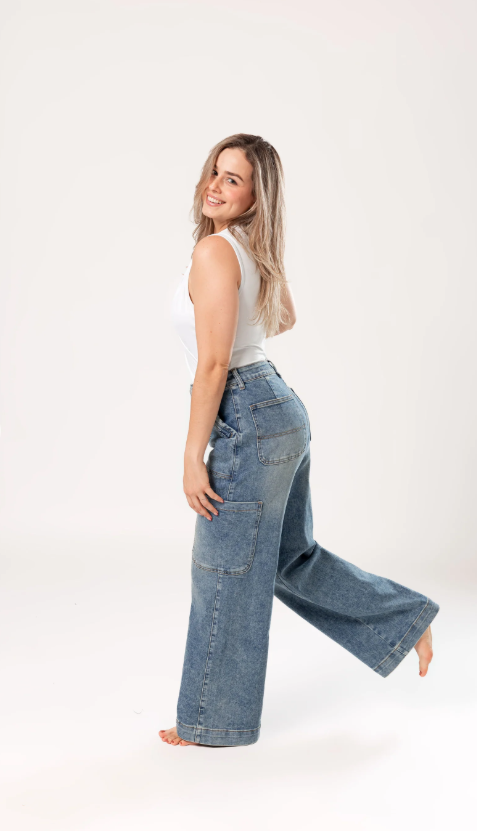 Pantalones cargo de mezclilla azul con bolsillos laterales en mujer, vista lateral trasera